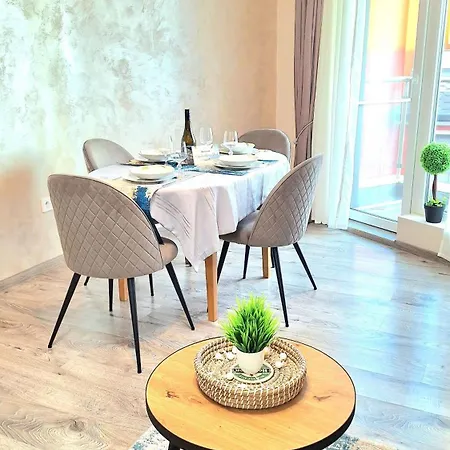 公寓 Breeze Retreate With Balcony & Parking Lot *