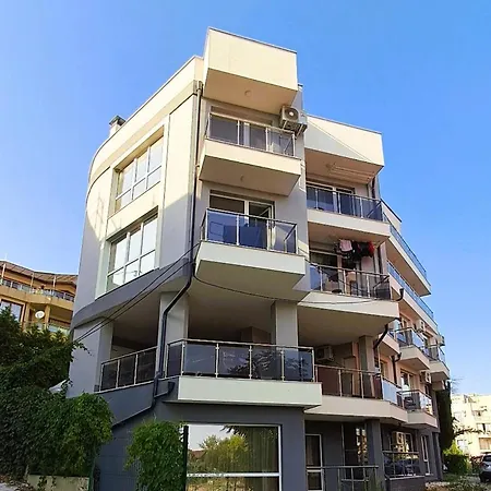公寓 Breeze Retreate With Balcony & Parking Lot *